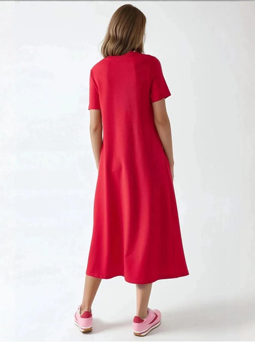 Robe midi basique à col ras du cou et manches courtes - Kiabi Robe midi basique à col ras du cou et manches courtes - Kiabi
