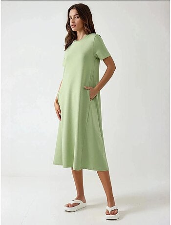 Robe midi basique à col ras du cou et manches courtes