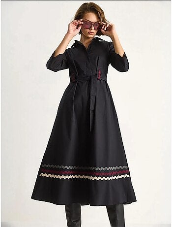 Robe midi brodée avec fermeture à boutons lucci