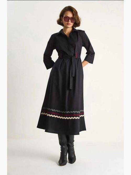 Robe midi brodée avec fermeture à boutons lucci - Kiabi Robe midi brodée avec fermeture à boutons lucci - Kiabi