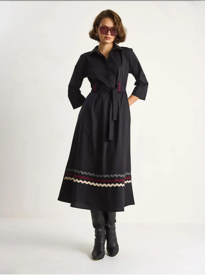 Robe midi brodée avec fermeture à boutons lucci Noir - Kiabi