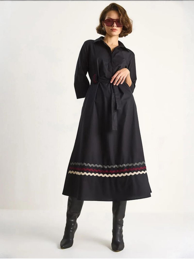 Robe midi brodée avec fermeture à boutons lucci Noir - Kiabi
