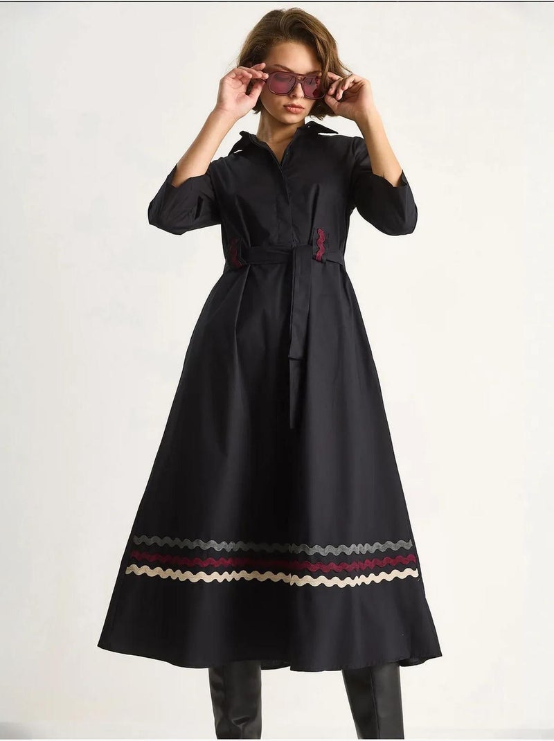 Robe midi brodée avec fermeture à boutons lucci Noir - Kiabi
