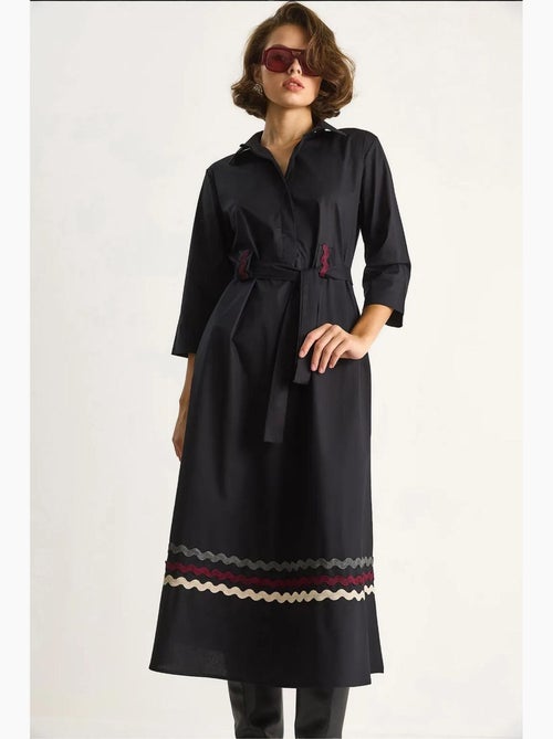 Robe midi brodée avec fermeture à boutons lucci - Kiabi Robe midi brodée avec fermeture à boutons lucci - Kiabi