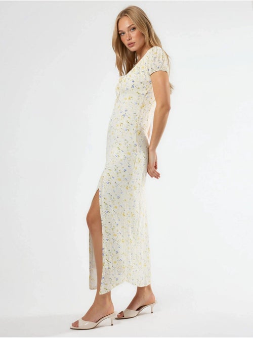 Robe midi fleurie à col u avec détail nœud busem - Kiabi Robe midi fleurie à col u avec détail nœud busem - Kiabi