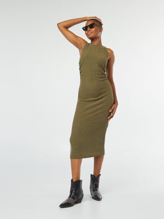 Robe midi matière stretch et gaufrée avec emmanchures américaines