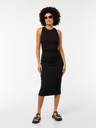 Robe midi matière stretch et gaufrée avec emmanchures américaines