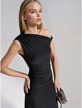 Robe midi moulante à col asymétrique