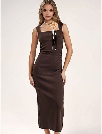 Robe midi moulante à col carré et fente