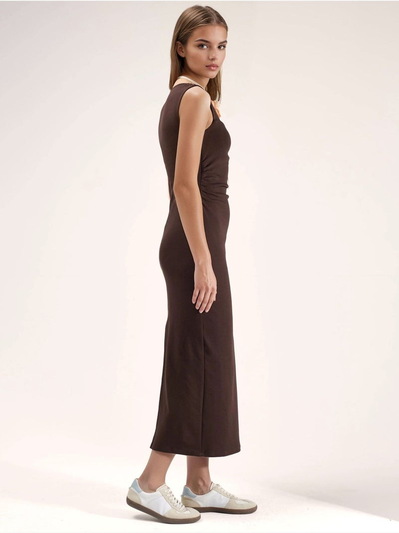 Robe midi moulante à col carré et fente Marron foncé - Kiabi