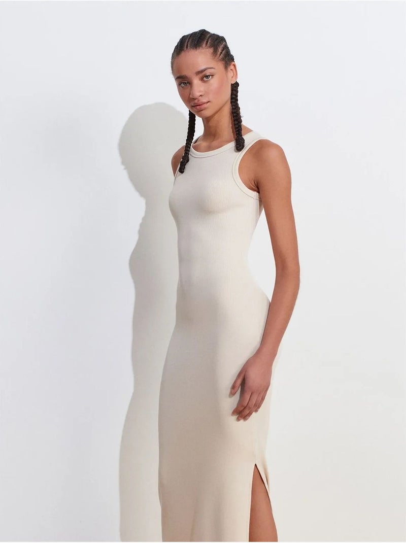 Robe midi moulante sans manches à fente dilvin Sable - Kiabi