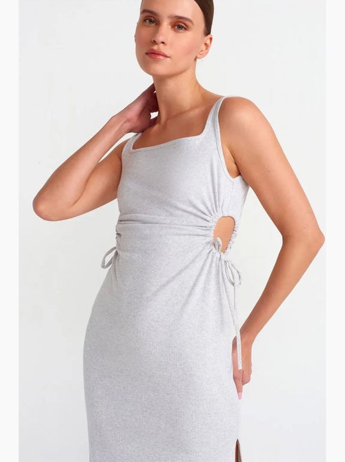 Robe midi moulante sans manches avec découpe dilvin - Kiabi Robe midi moulante sans manches avec découpe dilvin - Kiabi