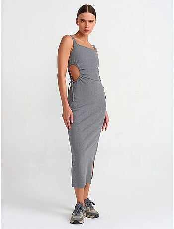 Robe midi moulante sans manches avec découpe dilvin