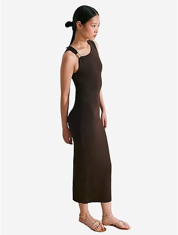 Robe midi moulante sans manches avec détail accessoire dilvin
