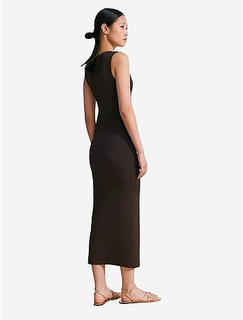 Robe midi moulante sans manches avec détail accessoire dilvin