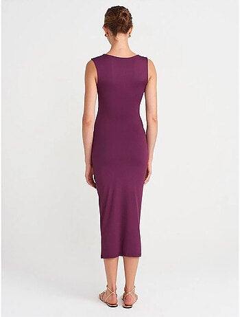 Robe midi moulante sans manches avec détail accessoire dilvin