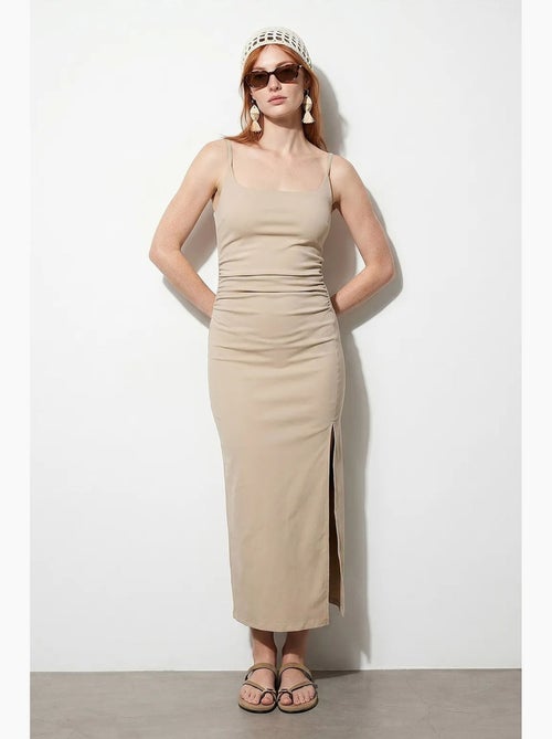 Robe midi moulante sans manches pour femme dilvin - Kiabi Robe midi moulante sans manches pour femme dilvin - Kiabi