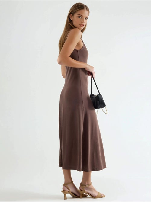Robe midi sans manches à col en v busem - Kiabi Robe midi sans manches à col en v busem - Kiabi