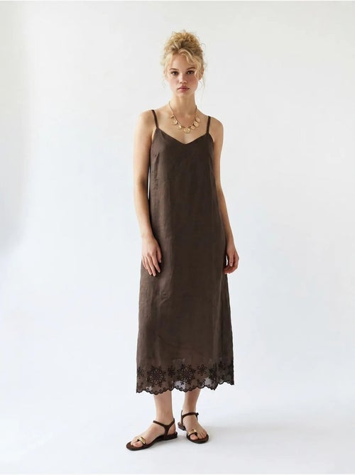 Robe midi trapèze brodée mixray - Kiabi Robe midi trapèze brodée mixray - Kiabi
