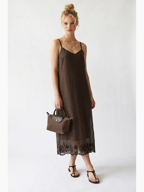Robe midi trapèze brodée mixray - Kiabi Robe midi trapèze brodée mixray - Kiabi