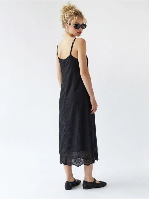Robe midi trapèze brodée mixray - Kiabi Robe midi trapèze brodée mixray - Kiabi