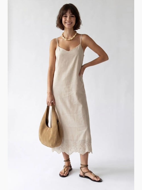 Robe midi trapèze brodée mixray - Kiabi Robe midi trapèze brodée mixray - Kiabi