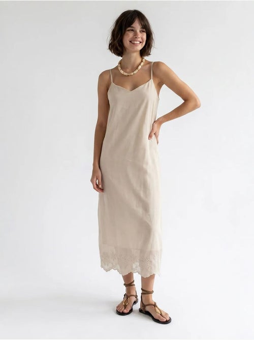 Robe midi trapèze brodée mixray - Kiabi Robe midi trapèze brodée mixray - Kiabi