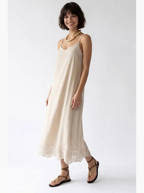 Robe midi trapèze brodée mixray - Kiabi Robe midi trapèze brodée mixray - Kiabi