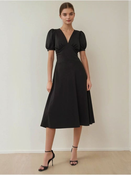 Robe midi trapèze en crêpe à col en V et manches bouffantes - Kiabi