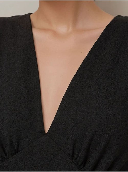 Robe midi trapèze en crêpe à col en V et manches bouffantes - Kiabi