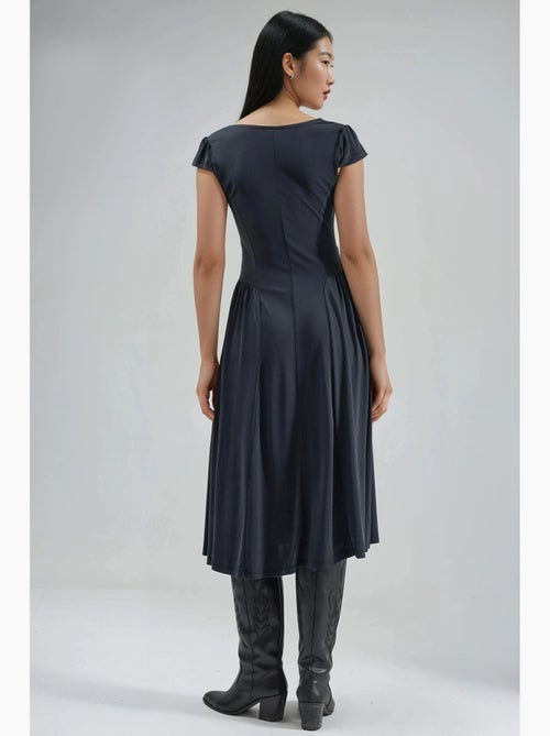 Robe midi unie à col en u et empiècements busem - Kiabi Robe midi unie à col en u et empiècements busem - Kiabi