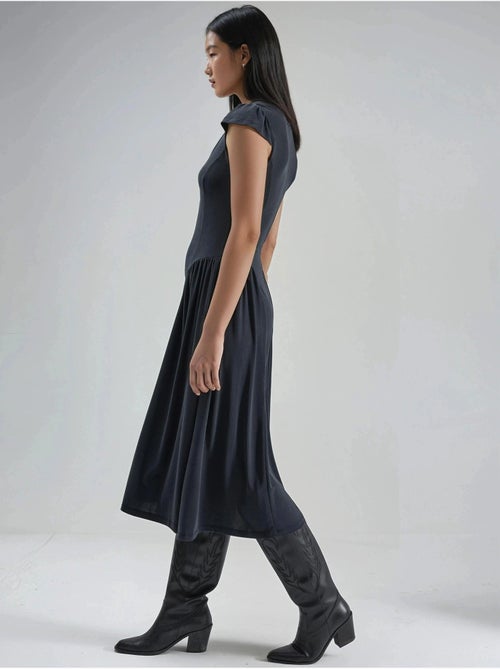 Robe midi unie à col en u et empiècements busem - Kiabi Robe midi unie à col en u et empiècements busem - Kiabi