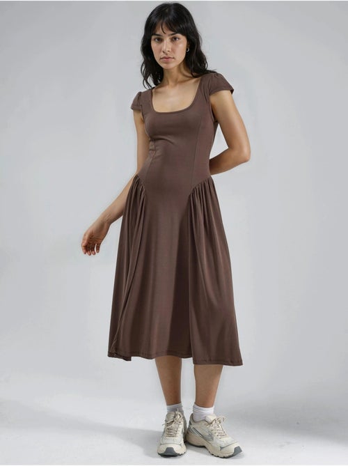 Robe midi unie à col en u et empiècements busem - Kiabi Robe midi unie à col en u et empiècements busem - Kiabi