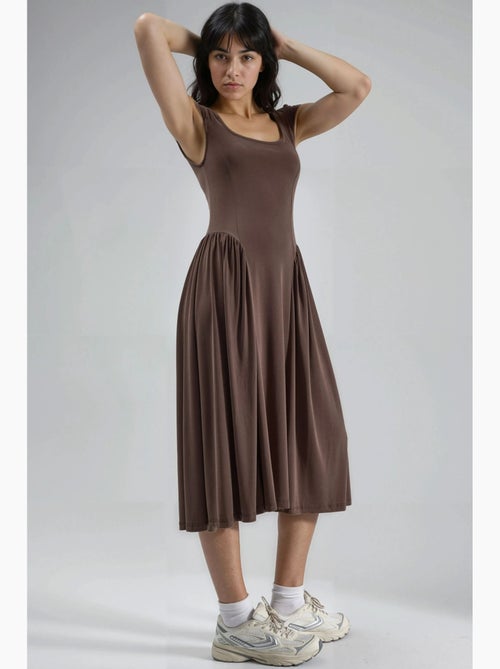 Robe midi unie à col en u et empiècements busem - Kiabi Robe midi unie à col en u et empiècements busem - Kiabi