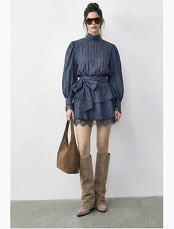 Robe mini à rayures texturées, col roulé mi-long et détails en dentelle lucci
