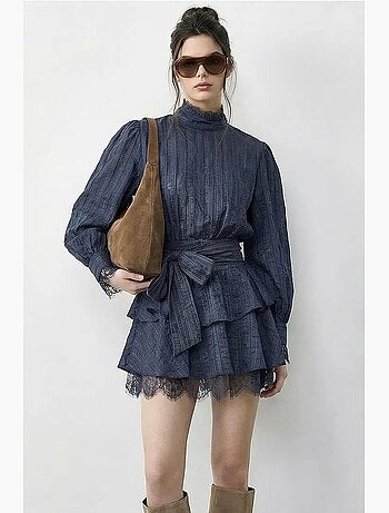 Robe mini à rayures texturées, col roulé mi-long et détails en dentelle lucci