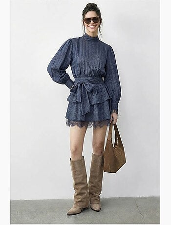 Robe mini à rayures texturées, col roulé mi-long et détails en dentelle lucci