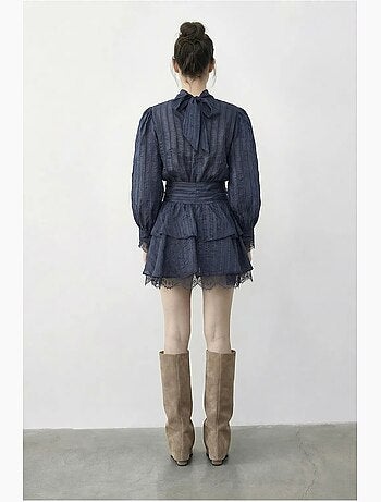 Robe mini à rayures texturées, col roulé mi-long et détails en dentelle lucci