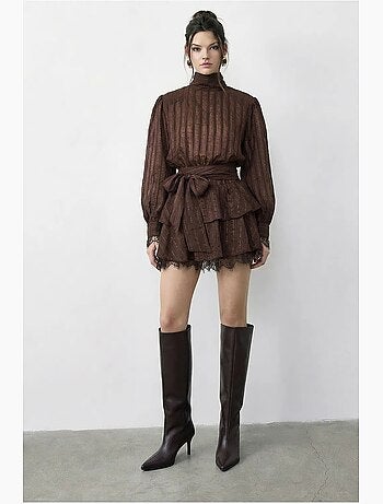 Robe mini à rayures texturées, col roulé mi-long et détails en dentelle lucci