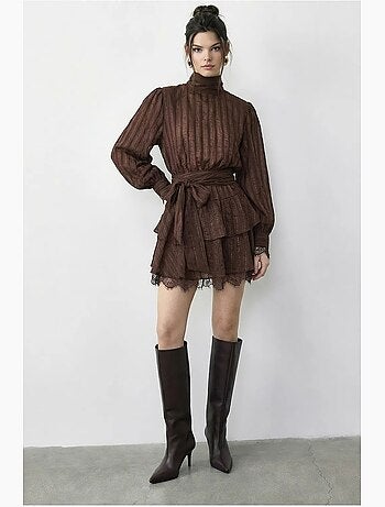 Robe mini à rayures texturées, col roulé mi-long et détails en dentelle lucci