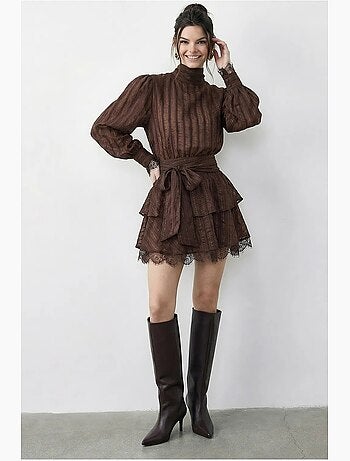 Robe mini à rayures texturées, col roulé mi-long et détails en dentelle lucci