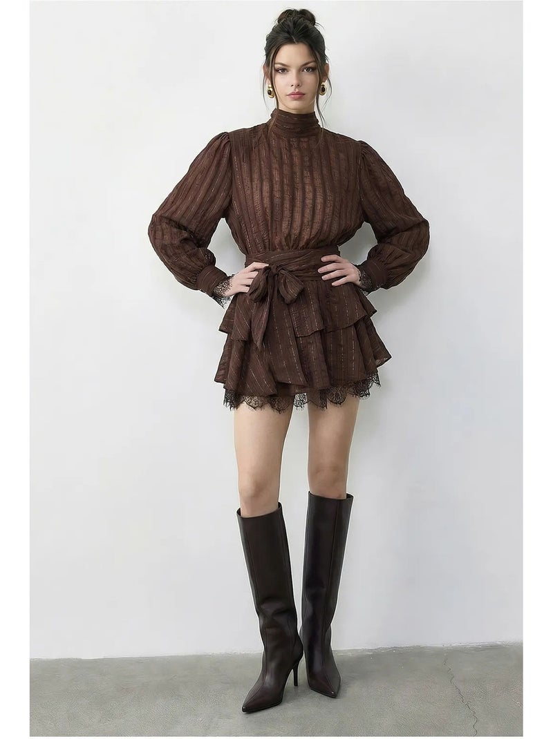 Robe mini à rayures texturées, col roulé mi-long et détails en dentelle lucci Marron foncé - Kiabi