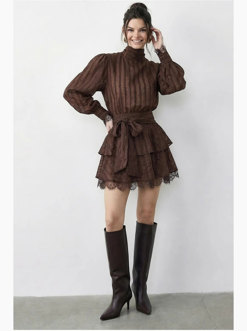 Robe mini à rayures texturées, col roulé mi-long et détails en dentelle lucci Marron foncé - Kiabi