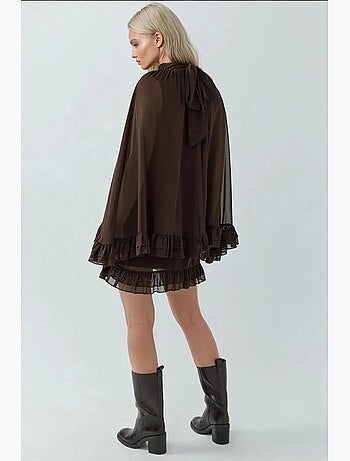 Robe mini élégante à col roulé et coupe a hiccup