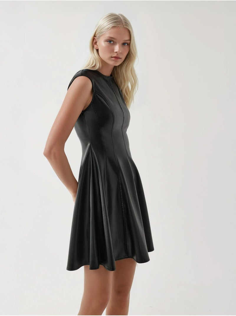 Robe mini moulante en similicuir avec fermeture éclair busem Noir - Kiabi