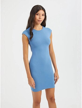 Robe moulante courte à col ras du cou et manches courtes avec découpe au dos