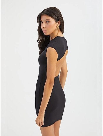 Robe moulante courte à col ras du cou et manches courtes avec découpe au dos