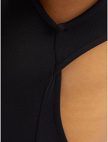 Robe moulante courte à col ras du cou et manches courtes avec découpe au dos