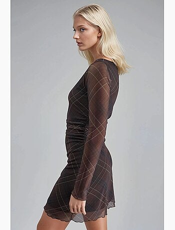 Robe moulante mini à carreaux avec encolure bateau busem