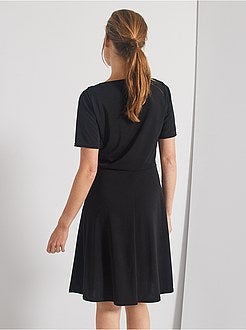 Robe noire encolure volantée - Kiabi